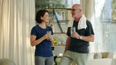 Aktywność fizyczna po 40. roku życia – czy lepszy jest spacer, czy ćwiczenia w domu