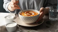 Ta przyprawa nie powinna trafiać do zupy: psuje smak, ale wiele gospodyń wciąż jej używa