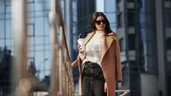 12 ubrań, które cię postarzają – sprawdź, co wyrzucić z szafy, by wyglądać nowocześnie