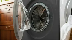 Dlaczego nigdy nie wolno zostawiać otwartych drzwiczek pralki – każdy powinien to wiedzieć