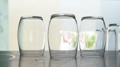 Dlaczego nie warto suszyć szklanek do góry dnem po myciu – zapamiętaj to