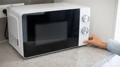 Błąd z mikrofalówką, który popełnia prawie każdy i który może ją zniszczyć na zawsze