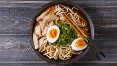 Ramen z kurczakiem i makaronem – przepis na sycącą japońską zupę