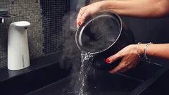 Czego absolutnie nie wolno wylewać do zlewu – nie każda gospodyni o tym wie