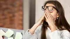 Co dzieje się w mózgu, gdy się nie wysypiamy – warto, aby każdy to wiedział