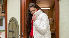 Jak usunąć zapach potu z okryć wierzchnich bez prania – skuteczne domowe sposoby