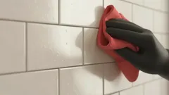 Domowy sposób na lśniące płytki łazienkowe bez użycia agresywnej chemii