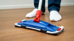 Sprytny trik: co dodać do wody do mycia podłóg, żeby skarpetki pozostały czyste?