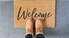 Co położyć pod wycieraczkę przed drzwiami, żeby podłoga zawsze była sucha: sprytny trik