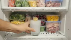 Dlaczego mądrzy ludzie wkładają monetę do zamrażarki, gdy wyjeżdżają z domu na dłużej